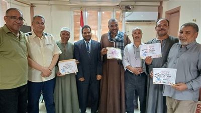 مدير عام تعليم أبوتشت يكرم عددا من العاملين المتميزين بديوان عام الإدارة