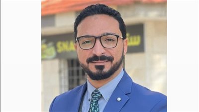 الإقامة الذهبية فئة النوابغ والمبدعين للفنان التشكيلي الجنوبي أحمد جمال عيد  