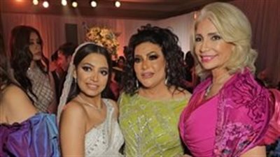 بالزغاريد والدموع.. بدرية طلبة تحتفل بزفاف ابنتها مع الفنانين