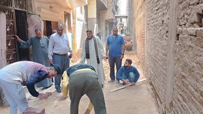 تركيب بلاط الإنترلوك بشوارع مدينة البداري بأسيوط ضمن أعمال التطوير والتجميل