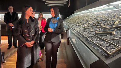مايا مرسي تقوم بجولة تفقدية في مكتبة الإسكندرية وتشيد بثرائها  