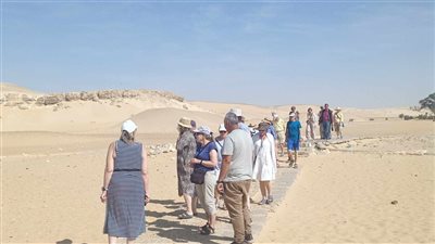 آثار المنيا تستقبل وفدًا سياحيًا متعدد الجنسيات