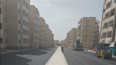 محافظ الإسماعيلية يتابع أعمال رصف مدينة المستقبل