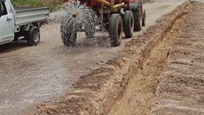 محافظ الغربية يتابع استمرار أعمال رصف طريق الشين قطور