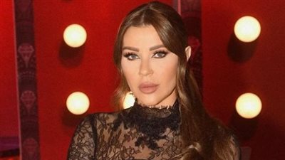 الأسود يعكس قوام كارلا حداد الكثمري