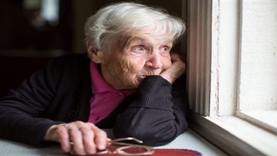 طبيبة أعصاب تكشف الفرق بين النسيان والخرف عند كبار السن