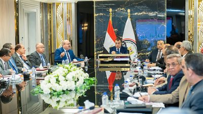  وزير الدولة للإنتاج الحربي يتابع موقف موازنة الشركات وتعميق التصنيع المحلي 
