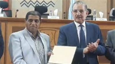 محافظ كفرالشيخ يكرم رئيس الجهاز التنفيذي لمياه الشرب والصرف الصحي 