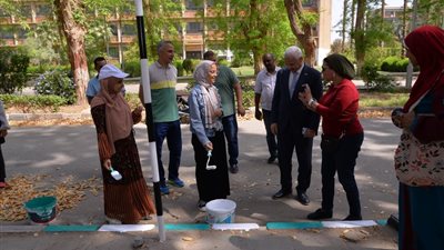 طلاب جامعة أسيوط يشاركون في التحول الأخضر وتجميل الحرم الجامعي