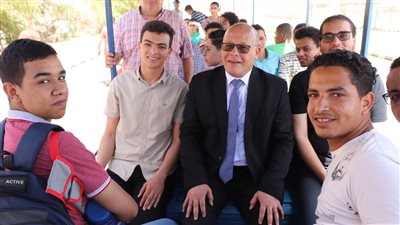 رئيس جامعة سوهاج  يستقل «الطفطف» مع طلابه لتسهيل التنقل داخل الجامعة 