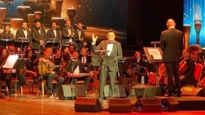 فين قلبي.. مصطفي قمر يشعل حفل ١٠٠ سنة غنا وتفاعل كبير للحضور 