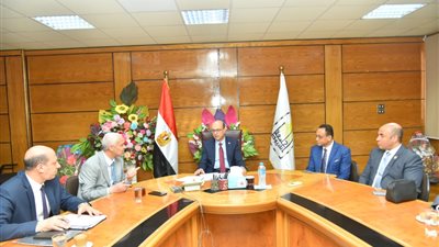 رئيس جامعة أسيوط يعقد اجتماعًا لمتابعة الخطة الاستراتيجية للجامعة 2024\2029