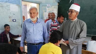 وكيل منطقة قنا الأزهرية يتابع سير امتحانات النقل الثانوي