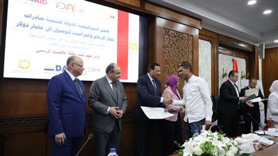 محافظ القاهرة يشارك في تسلم رخص وسجلات صناعية لمصنعي ومستثمري شق الثعبان