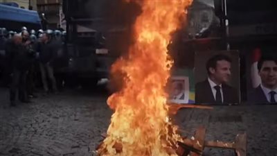 محتجون إيطاليون يحرقون صور رؤساء دول غربية بالتزامن مع اجتماع لـ