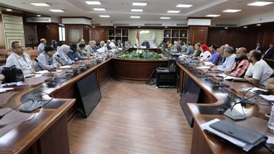 محافظ بني سويف يناقش آليات تحديد وتحصيل رسوم النظافة