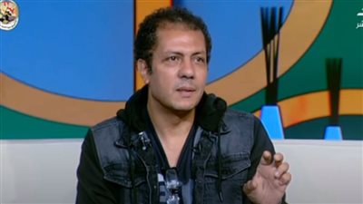 خالد نبيل الحلفاوي يحرج المذيعة خوفا من والده: “بلاش الحاج يزعل” (فيديو)