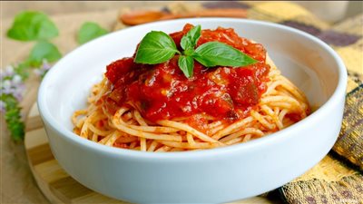 حضري مكرونة بالريحان والطماطم الشهية في دقائق