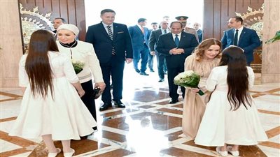 متحدث الرئاسة ينشر صور استقبال الرئيس السيسي وقرينته لنظيره البوسني وحرمه