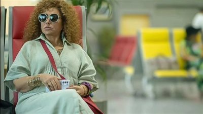 ليلى علوي تخرج عن المألوف بالشعر الكيرلي في 