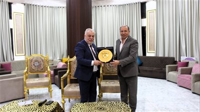 جامعة المنصورة تكرم نقيب المهن التمثيلية خلال ندوة 