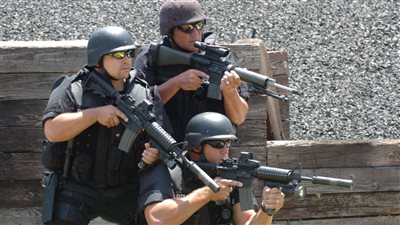 معركة حربية بين الشرطة الأمريكية وحائز للأسلحة تنتهي بمقتل 4 ضباط.. فيديو