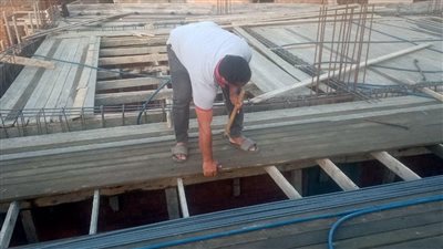 إزالة دور مخالف ببرج سكنى فى قلين