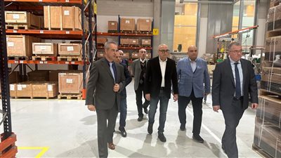 تذليل العقبات لتعظيم المنتج المحلي.. وزير الإسكان يزور مصنع شركة 