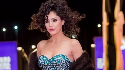 شاهد.. ندى موسى تتألق بملابس لافتة في مهرجان أسوان