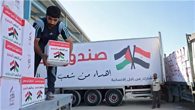 يوتيوبرز غزة يستعرضون مكونات كرتونة المساعدات المصرية.. وطفل: نزغرد عند رؤيتها (فيديو)