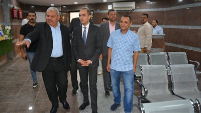 نائب محافظ سوهاج يتفقد سير العمل بالمركز التكنولوجي لخدمة المواطنين بأخميم 