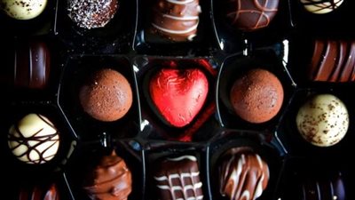 مسلحون يحرسون مزارع الكاكاو في أوغندا مع ارتفاع الأسعار