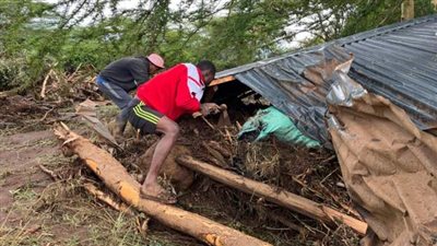 رجل يبحث عن جيرانه الذين جرفهم طوفان كينيا