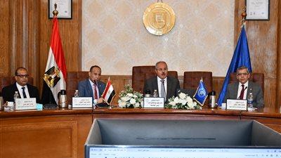 رئيس جامعة قناة السويس يستعرض الإطار الزمني لامتحانات الفصل الدراسي