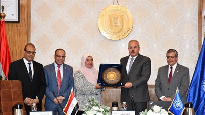 إهداء درع جامعة قناة السويس إلى الدكتورة سهير أبو عيشه أمين عام الجامعة
