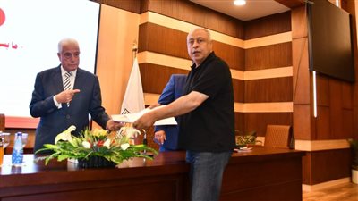 محافظ جنوب سيناء يكرم رئيس مدينة طابا لتميزه في العمل