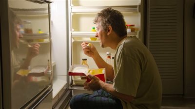 تناول الطعام قبل النوم يؤدي لزيادة الوزن| حقيقة أم أكذوبة؟