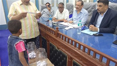 إجراء القرعة العلنية لتسكين الباعة الجائلين بالسوق الحضري الجديد بمدينة جرجا 