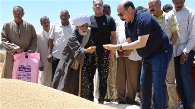 محافظ أسوان يتابع حصاد القمح بقرية الحكمة بمشروع وادى النقرة
