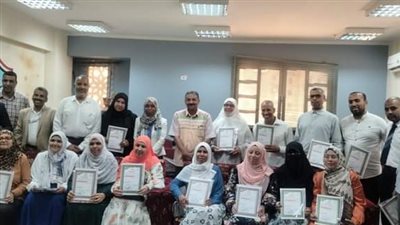 تكريم الفائزين في مسابقة القارئ بتعليم نجع حمادي   