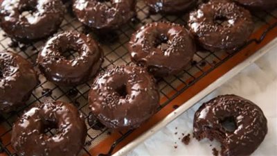 اصنعيه على خطى المطاعم.. طريقة عمل دونات بالشوكولاتة