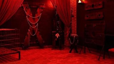 الغرفة الحمراء أكثر أمكان الدارك ويب ظلاما فيها جرائم القتل والاغتصاب بث مباشر
