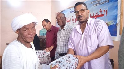 تعليم قوص يكرم خمس عمال خدمات متميزين إحتفاء بعيد العمال