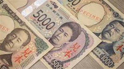 الين يتراجع أمام الدولار بعد مكاسب حادة عزاها المتعاملون لتدخل السلطات