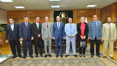 رئيس جامعة أسيوط يرأس لجنة اختيار عميد كلية الآداب