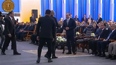 السيسي: تحية إجلال وتقدير لكل يدٍ مصرية تزرع الأمل وتصنع حياة كريمة 