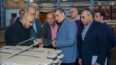 عمال الإنتاج الحربي أبطال في مواجهة درجات الحرارة العالية