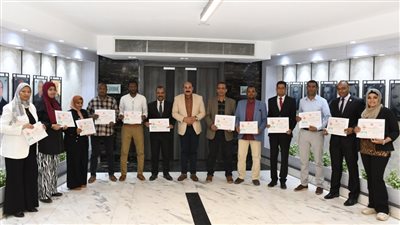 محافظ أسوان يكرم الحاصلين على المراكز الأولى فى الدورات والبرامج التدريبية 