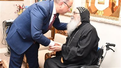 محافظ الفيوم يزور الكنيسة الإنجيلية والكاثوليكية لتقديم التهنئة بعيد القيامة 