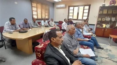 مدير تعليم نجع حمادي يترأس الاجتماع السنوي لاختيار المدارس المرشحة للاعتماد التربوي